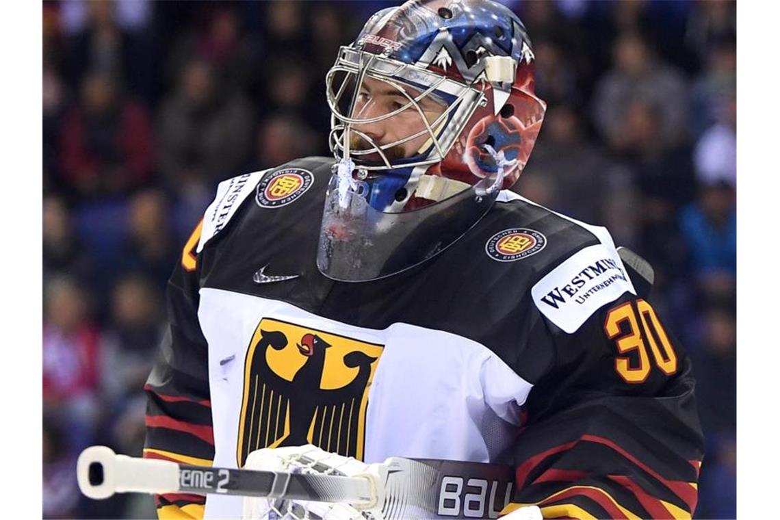 Torhüter Philipp Grubauer musste gegen Frankreich verletzt vom Eis. Foto: Monika Skolimowska