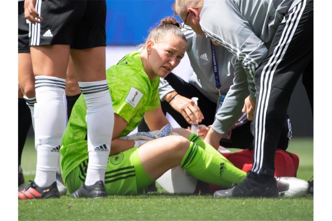 Zitterstart mit Happy End: DFB-Elf beklagt Chinas Härte Torhüterin Almuth Schult wird nach einer Kollision von Teamärzten betreut. Foto: Sebastian Gollnow