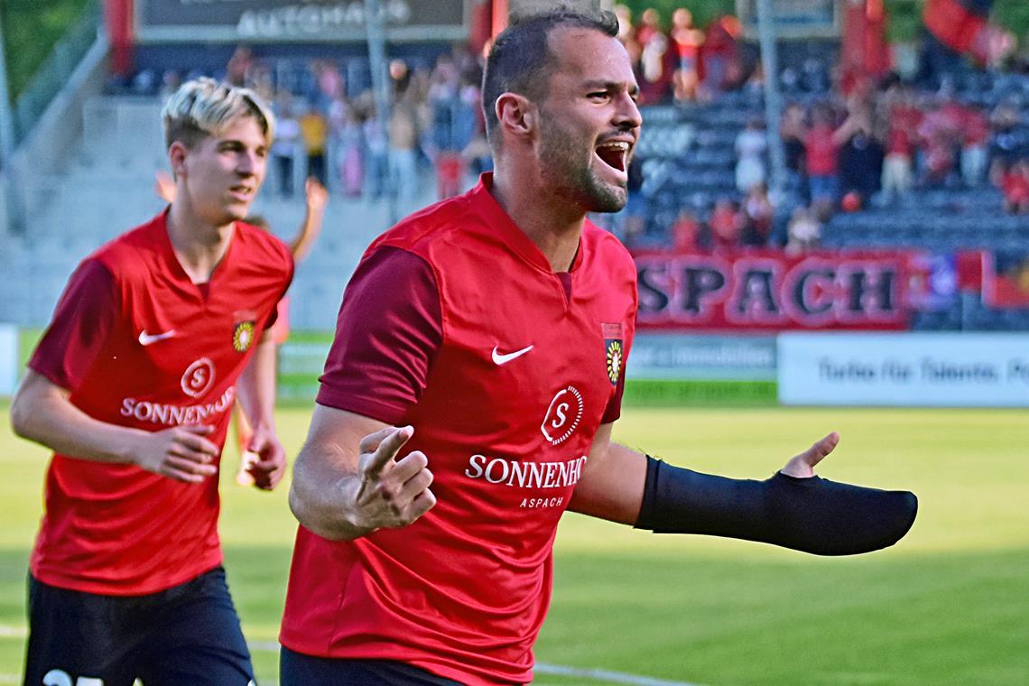 Torjäger Fabian Eisele (links) bejubelt bisher zehn Saisontore und freut sich nun auf die Partie beim FC 08 Homburg. Foto: Tobias Sellmaier