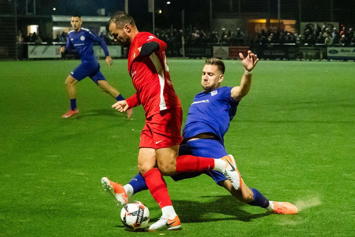 SG zieht am Ende souverän ins Viertelfinale ein Torjäger Fabian Eisele (links) hat drei der sieben SG-Treffer erzielt. Foto: Eibner-Pressefoto