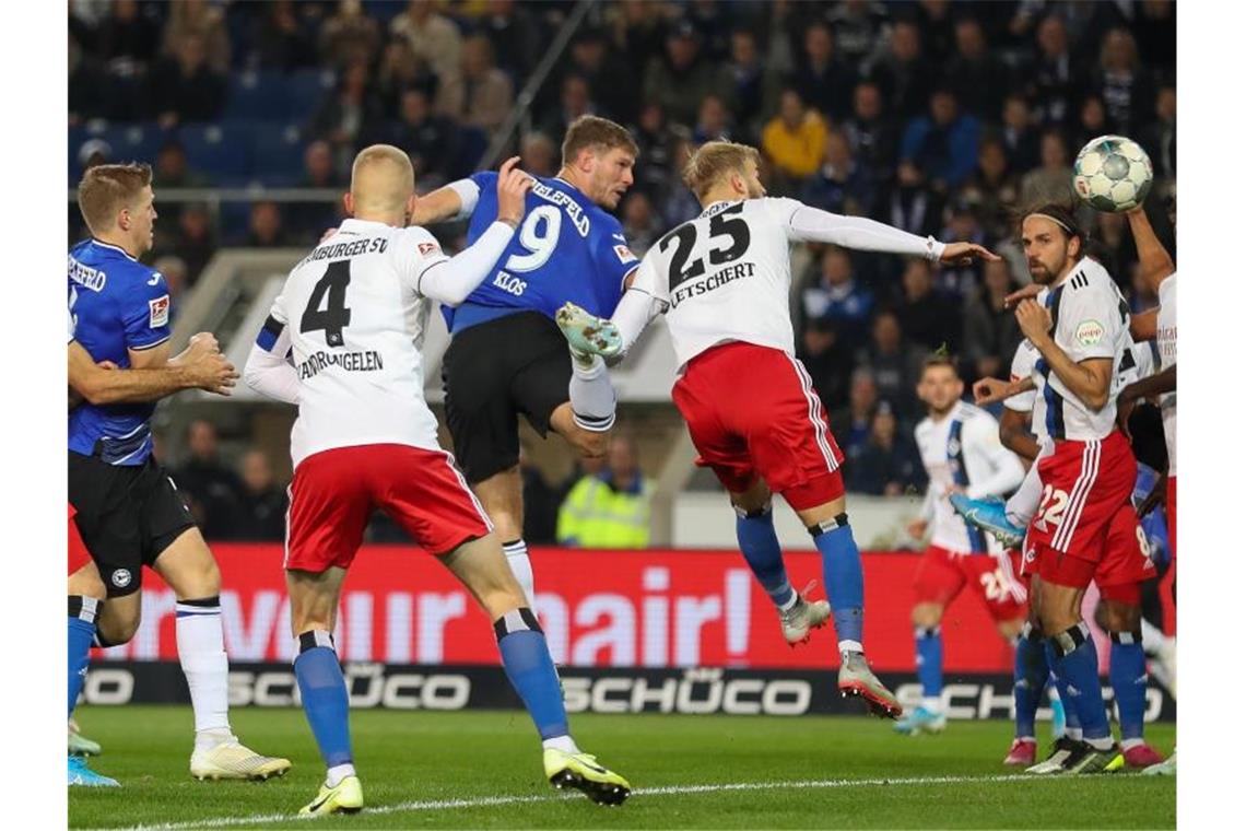 Torjäger Fabian Klos (3.v.l.) köpfte zum 1:1 für Bielefeld gegen den HSV ein. Foto: Friso Gentsch/dpa