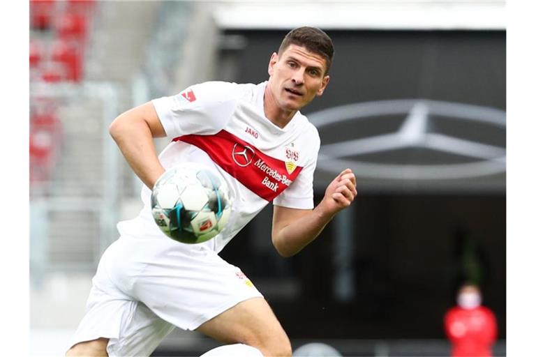 Torjäger Mario Gomez während eines Spiels in Aktion. Foto: Tom Weller/dpa-Pool/dpa/Archivbild