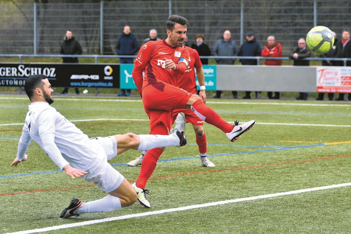 Etzwiesenelf hofft auf eine Überraschung Torjäger Mario Marinic (rotes Trikot) möchte sich mit der TSG Backnang durchsetzen. Foto: T. Sellmaier