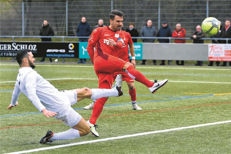 Torjäger Mario Marinic (rotes Trikot) möchte sich mit der TSG Backnang durchsetzen. Foto: T. Sellmaier