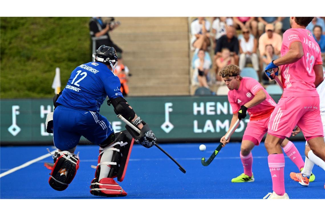 Hockey-Herren ziehen mit Kantersieg ins Halbfinale ein Torjäger Prinz trifft für Deutschland.