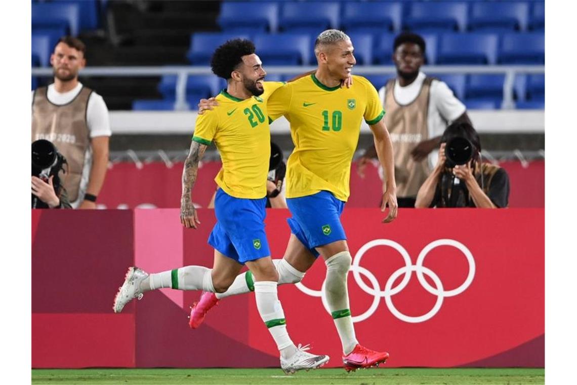 DFB-Auswahl mit Olympia-Fehlstart gegen Brasilien Torjäger Richarlison (r) erzielte in der ersten Halbzeit einen Hattrick. Foto: Swen Pförtner/dpa