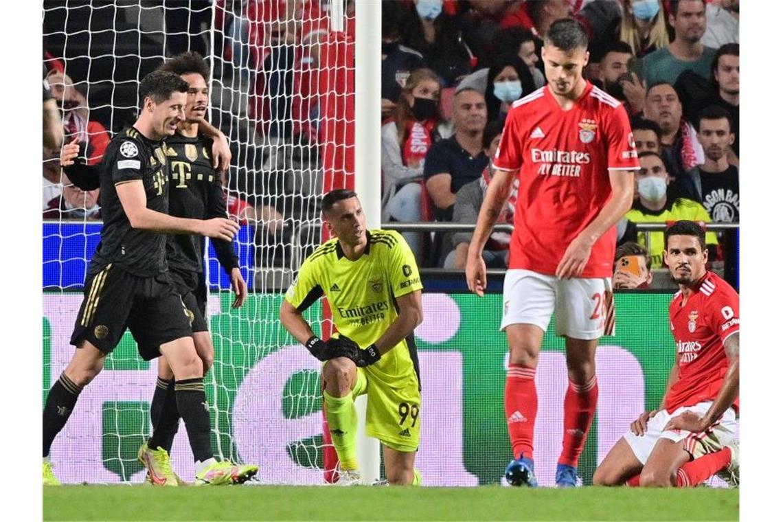 Ohne Nagelsmann: Sané führt Bayern zum Sieg in Lissabon Torjäger Robert Lewandowski (l) sorgte für den dritten Bayern-Treffer. Foto: Peter Kneffel/dpa