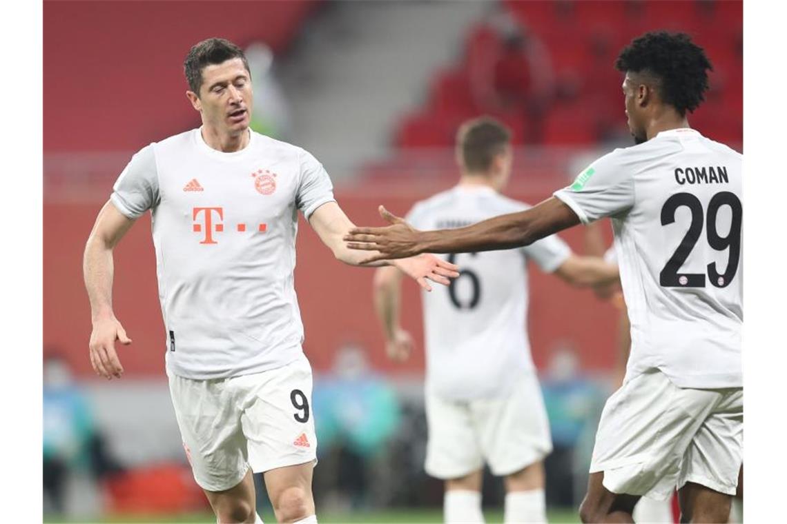 Lewandowski trifft doppelt: FC Bayern im Finale der Club-WM Torjäger Robert Lewandowski (l) war mit zwei Toren Bayerns Sieggarant auf dem Weg ins Finale. Foto: Mahmoud Hefnawy/dpa