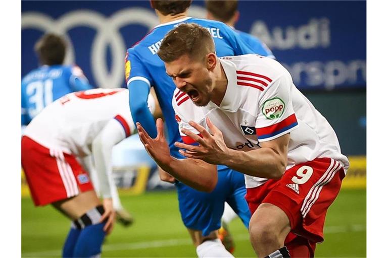 Torjäger Simon Terodde rettete dem HSV einen Punkt gegen Holstein Kiel. Foto: Christian Charisius/dpa