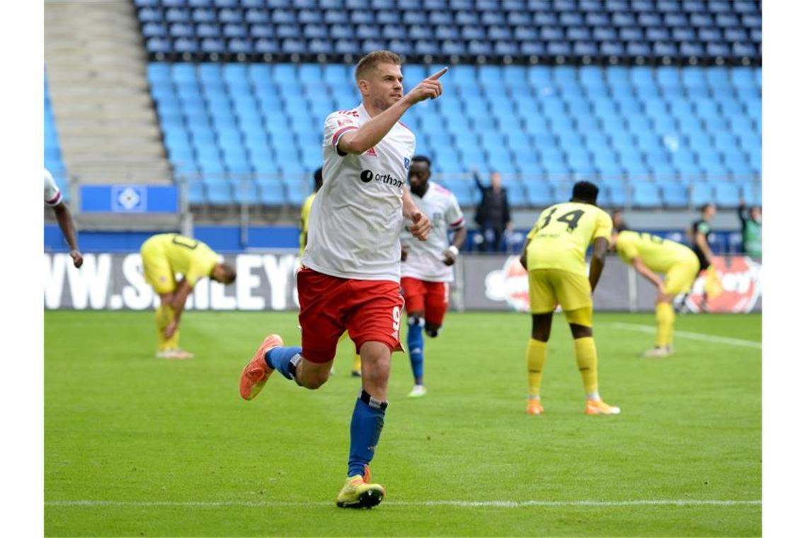 Terodde trifft und trifft - Bochum klettert auf fünf Torjäger Simon Terodde steht mit dem HSV weiter auf Platz eins der 2. Liga. Foto: Daniel Bockwoldt/dpa