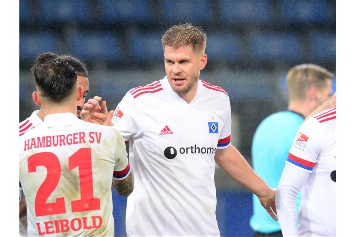 Torjäger Simon Terodde war erneut der Garant zum HSV-Sieg gegen Sandhausen. Foto: Daniel Bockwoldt/dpa
