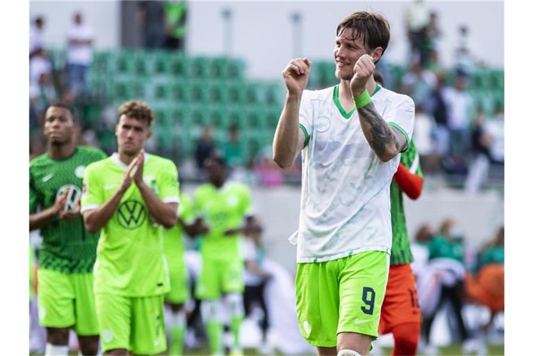 Torjäger Wout Weghorst (r) reist mit Wolfsburg als ungeschlagener Bundesliga-Tabellenführer nach Lille. Foto: Tom Weller/dpa