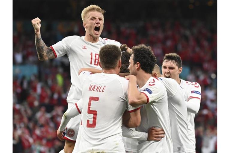 Torjubel bei den Dänen, die mit dem 1:0 gegen Russland ihre Aufholjagd starten. Foto: Jonathan Nackstrand/Pool AFP/dpa