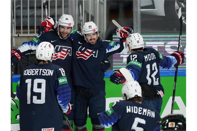 Torjubel der US-Spieler. Letztlich unterlag die kraftlose DEB-Auswahl den USA mit 1:6. Foto: Roman Koksarov/dpa