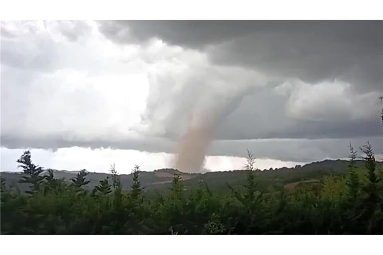 Tornado in der Umgebung der Ortschaft Pomas in Südfrankreich.