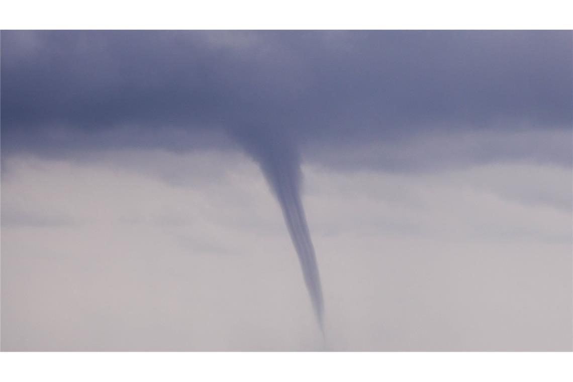Tornado ist an das lateinische Wort „tornare“ angelehnt und heißt wörtlich übersetzt „wenden“, „(sich) drehen“. Entstehen derartige Phänomene über Wasser und nicht über Land, spricht man auch von Wasserhosen.