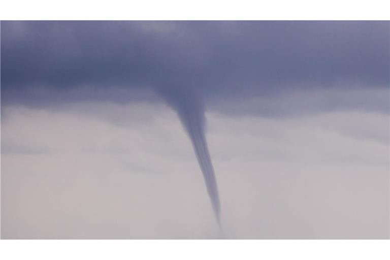 Tornado ist an das lateinische Wort „tornare“ angelehnt und heißt wörtlich übersetzt „wenden“, „(sich) drehen“. Entstehen derartige Phänomene über Wasser und nicht über Land, spricht man auch von Wasserhosen.