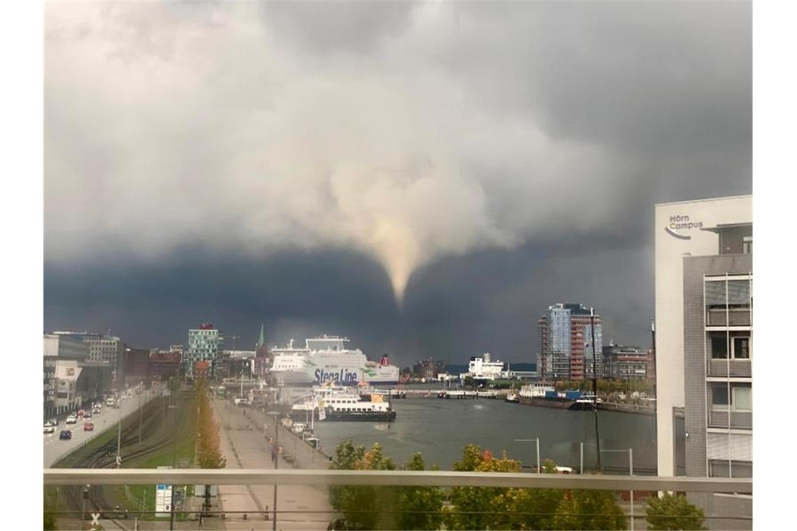 Tornado sucht Kiel heim - „Glück im Unglück“ Tornado über Kiel: „Sind mit einem blauen Auge davon gekommen.“. Foto: Philipp Brandl/dpa