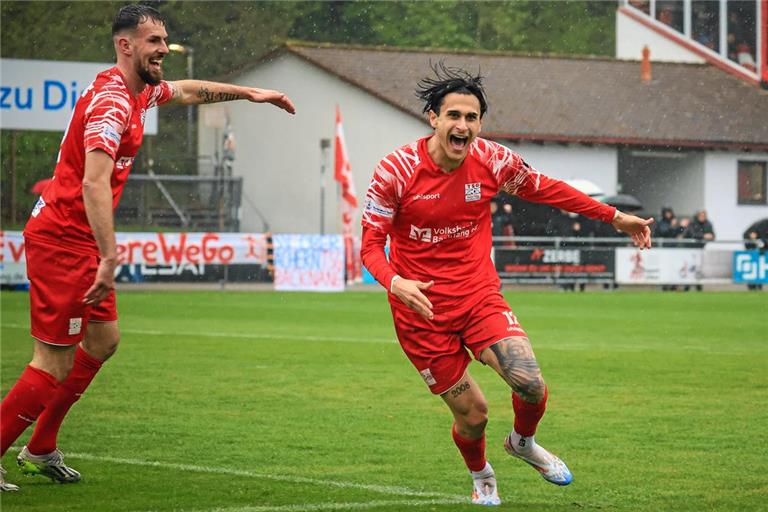Torschütze Flavio Santoro (rechts) und Gentian Lekaj bejubeln das 1:0, mit dem die TSG früh auf einen Sieg zusteuert. Foto: Alexander Becher