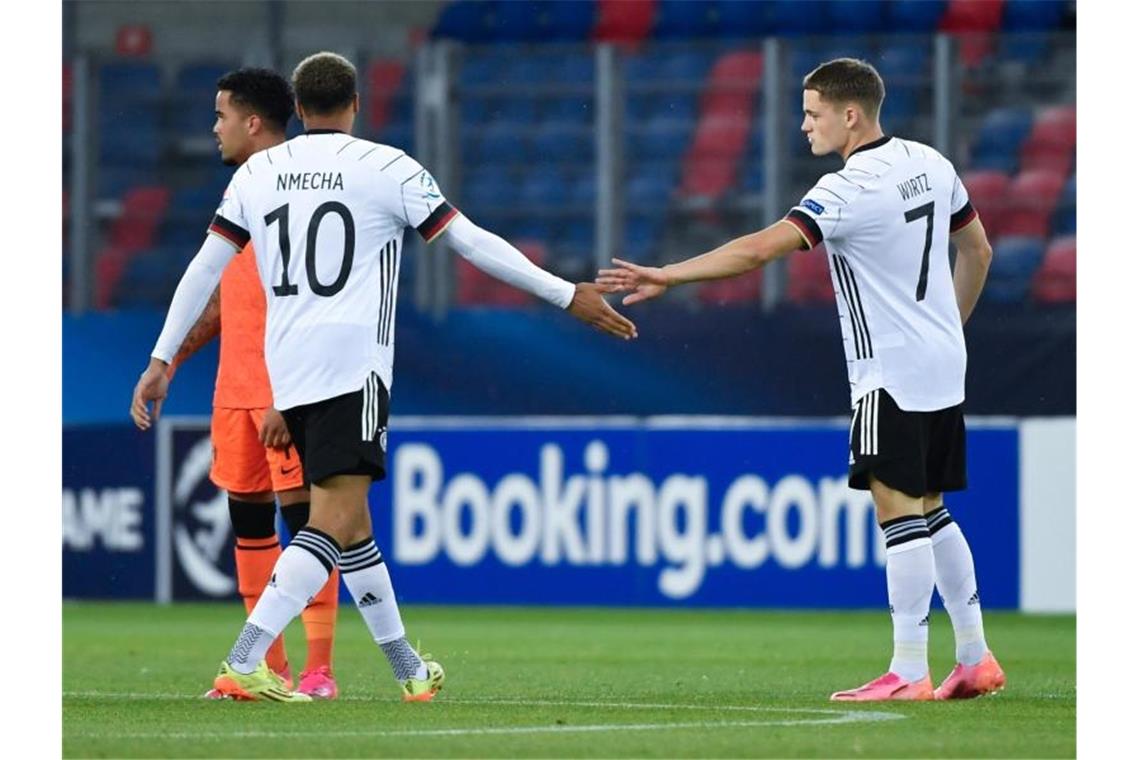 Torschütze Florian Wirtz (r) jubelt mit Lukas Nmecha (10) über das frühe Tor zur 1:0-Führung. Foto: Marton Monus/dpa