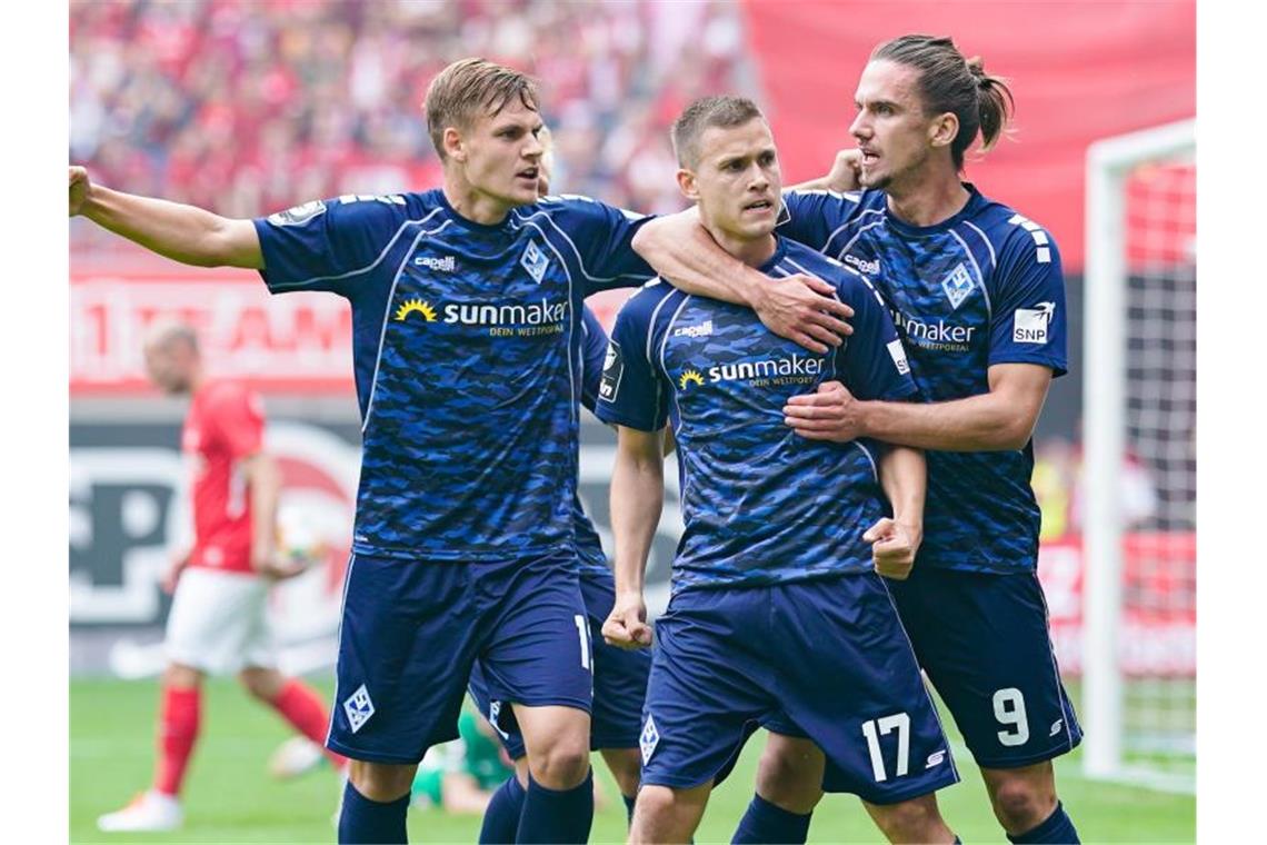 Torschütze Gian-Luca Korte jubelt mit Max Christiansen und Valmir Sulejmani über das Tor zum 0:1. Foto: Uwe Anspach/dpa