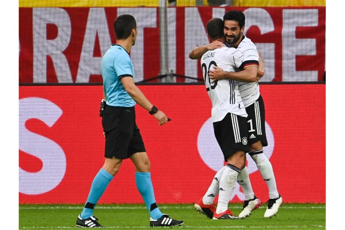 Torschütze Ilkay Gündogan (r) feiert seinen Treffer zum 2:0 mit Robin Gosens. Foto: Federico Gambarini/dpa