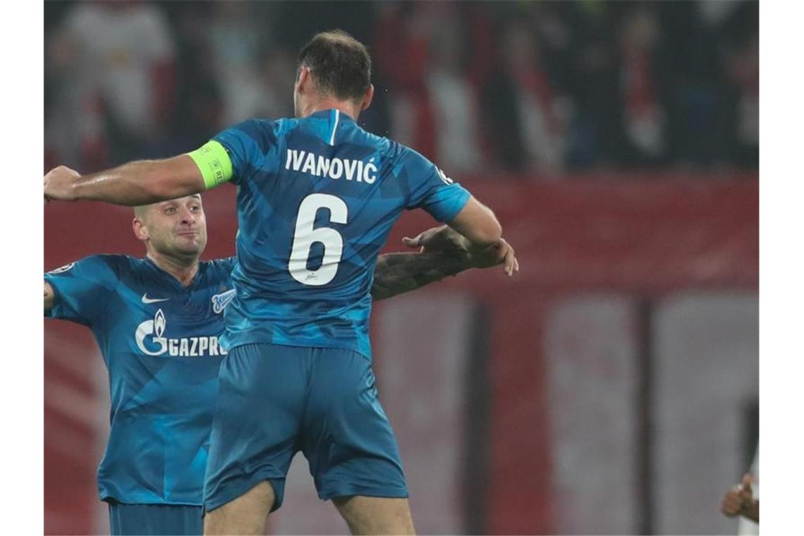 Torschütze Jaroslaw Rakyzkyj (l) feiert mit Branislav Ivanovic St. Petersburgs Führung in Leipzig. Foto: Jan Woitas/dpa-Zentralbild/dpa