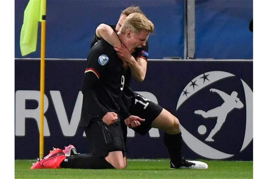 U21 ringt Dänemark nieder und erreicht EM-Halbfinale Torschütze Jonathan Burkardt (v) brachte Deutschland wieder in Führung. Foto: Marton Monus/dpa