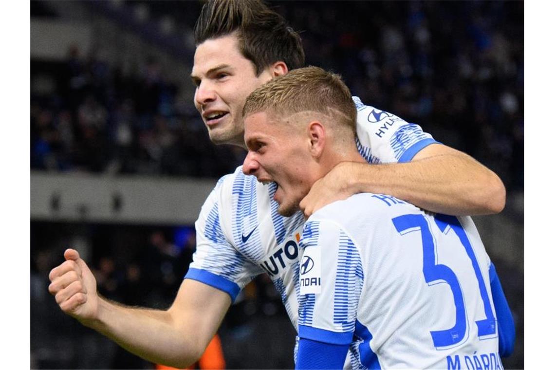 Hertha besiegt Fürth - Ekkelenkamp mit schnellem Tor-Debüt Torschütze Jurgen Ekkelenkamp (l) bejubelt sein Tor gegen Fürth mit Marton Dardai. Foto: Soeren Stache/dpa-Zentralbild/dpa