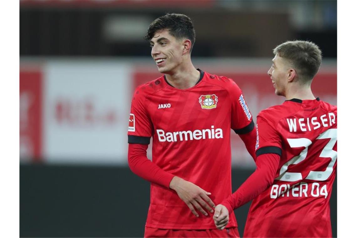 Torschütze Kai Havertz (l) gehörte beim 4:1-Sieg der Werkself in Paderborn zu den Matchwinnern. Foto: Friso Gentsch/dpa