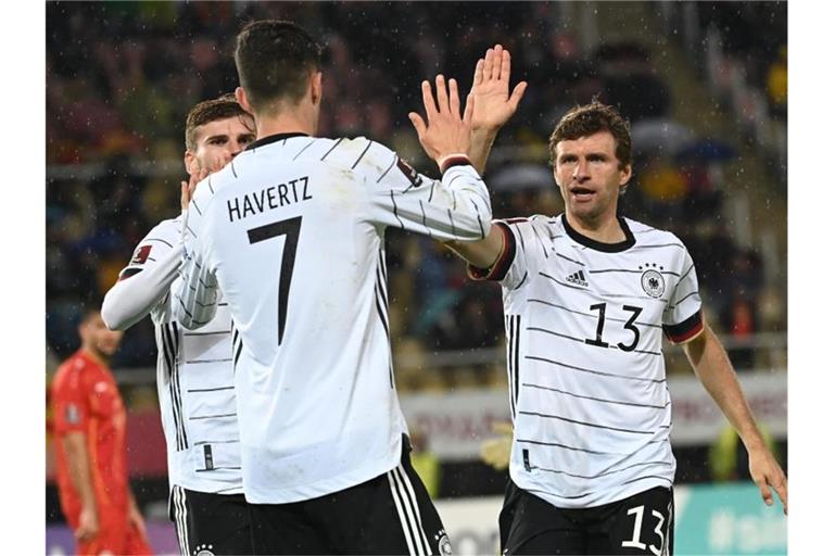 Torschütze Kai Havertz (M) freut sich mit Teamkollegen Thomas Müller (r) und Timo Werner über sein Tor zur deutschen Führung. Foto: Federico Gambarini/dpa