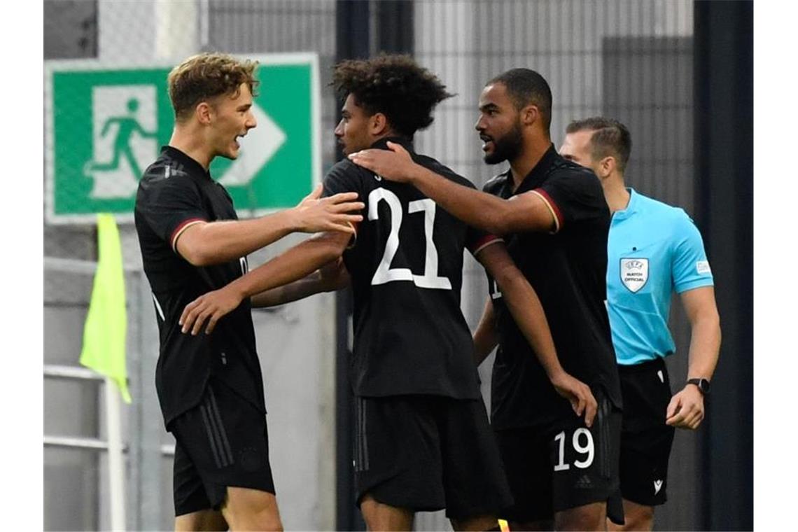 Deutsche U21 mit zweitem Sieg für Trainer Di Salvo Torschütze Kevin Schade (M) feiert mit seinen Teamkameraden die 1:0-Führung gegen Ungarn. Foto: Marton Monus/dpa