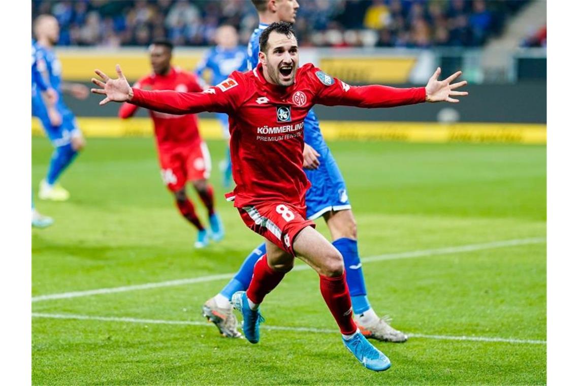 Torschütze Levin Öztunali von Mainz jubelt über das Tor zum 1:0 gegen die TSG. Foto: Uwe Anspach/dpa