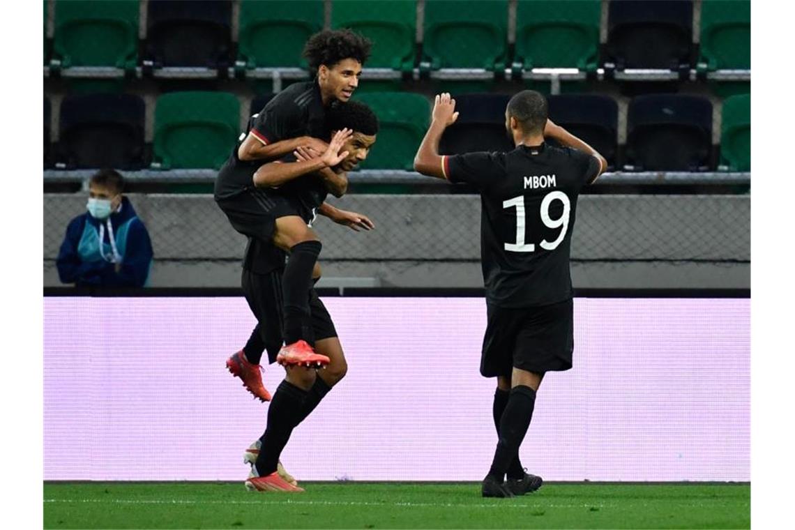 Deutsche U21 mit zweitem Sieg für Trainer Di Salvo Torschütze Malik Tillman (M) feiert das 2:0 gegen Ungarn mit Kevin Schade (l) und Jean-Manuel Mbom. Foto: Marton Monus/dpa