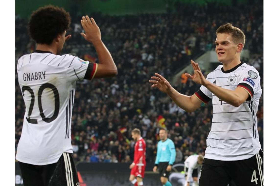 Löw-Team bucht EM-Ticket - „Sehr zufrieden“ Torschütze Matthias Ginter (r) dankt Passgeber Serge Gnabry. Foto: Christian Charisius/dpa