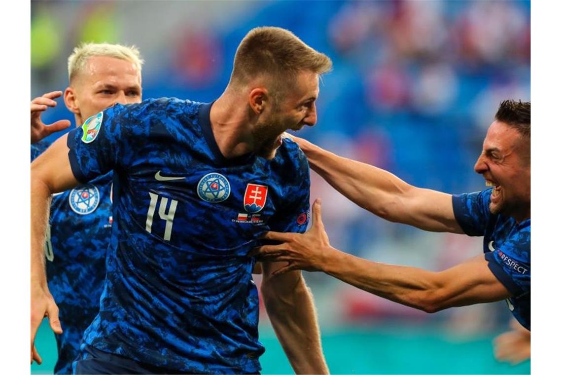 Frust-Start für Lewandowski - Polen unterliegt Slowakei Torschütze Milan Skriniar lässt sich nach dem 2:1 von seinen slowakischen Mitspielern feiern. Foto: Igor Russak/dpa