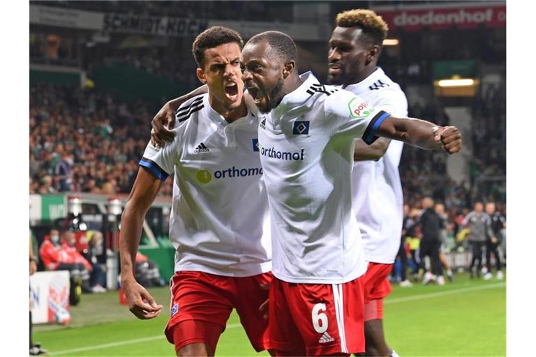 Torschütze Robert Glatzel, Bakery Jatta und David Kinsombi (l-r) jubeln über die Hamburger 1:0-Führung im Nord-Derby. Foto: Carmen Jaspersen/dpa