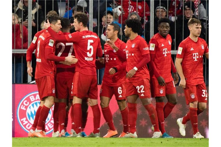 Torschütze Robert Lewandowski (l-r) jubelt mit den Teamkollegen über seinen Treffer zum 2:1. Foto: Matthias Balk/dpa