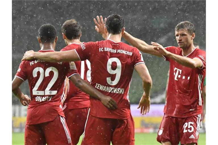 Torschütze Robert Lewandowski und der FC Bayern machten in Bremen die Meisterschaft perfekt. Foto: Martin Meissner/AP-Pool/dpa