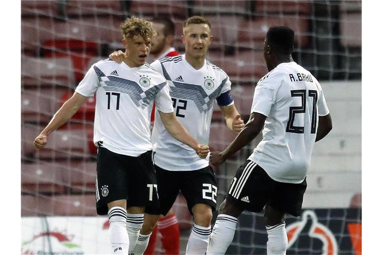 Torschütze Robin Hack (l) freut sich mit zwei Teamkollegen über das 2:0 gegen Wales. Foto: Martin Rickett/PA Wire