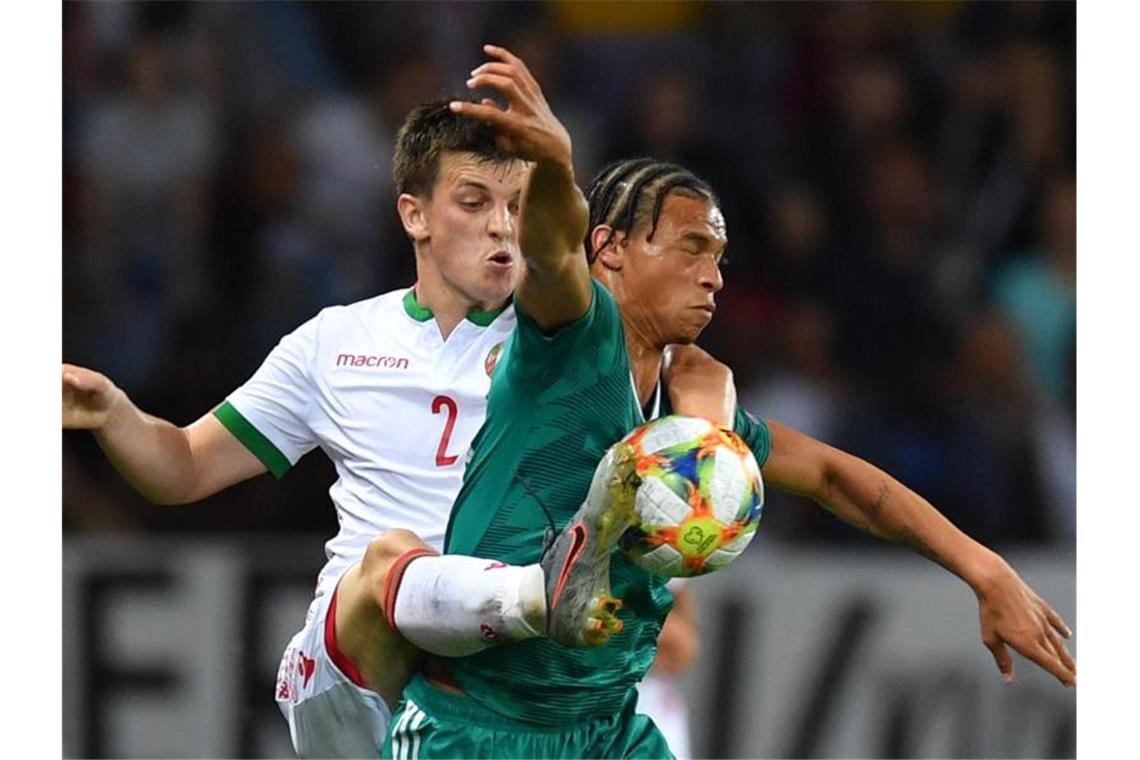 Auch ohne Löw: DFB-Team erfüllt Pflicht in Weißrussland Torschütze Sane (r) im Duell mit dem Weißrussen Stanislaw Dragun. Foto: Marius Becker