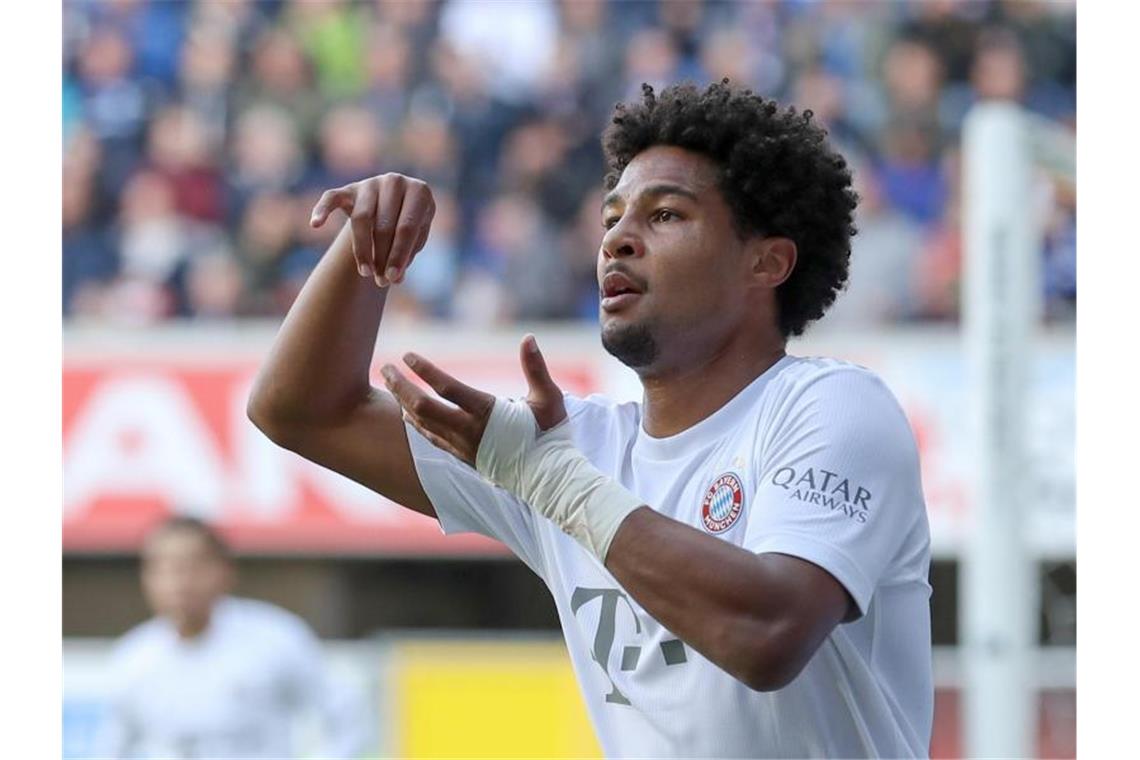 Schalke stoppt RB-Höhenflug - Bayern übernimmt Spitze Torschütze Serge Gnabry mit seiner typischen Jubelgeste. Foto: Friso Gentsch