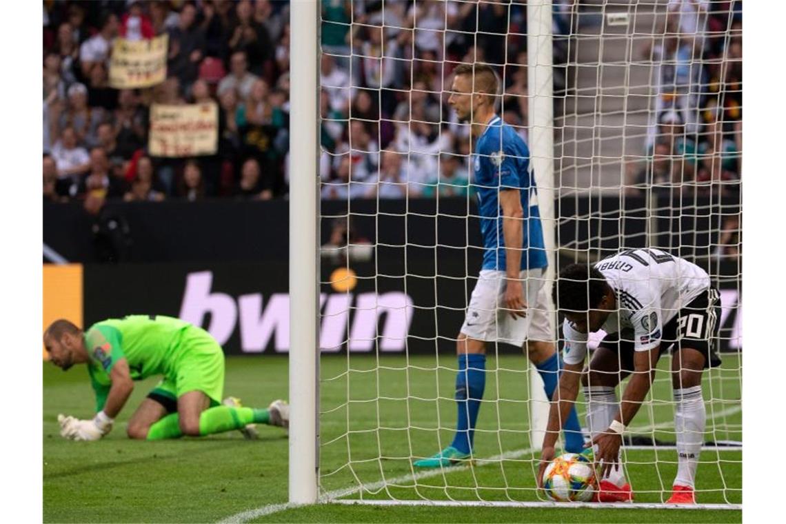 Torschütze Serge Gnabry (r) holt nach seinem Treffer zum 2:0 den Ball aus dem Tor. Links kniet der estnische Torwart Sergei Lepmets. Foto: Federico Gambarini