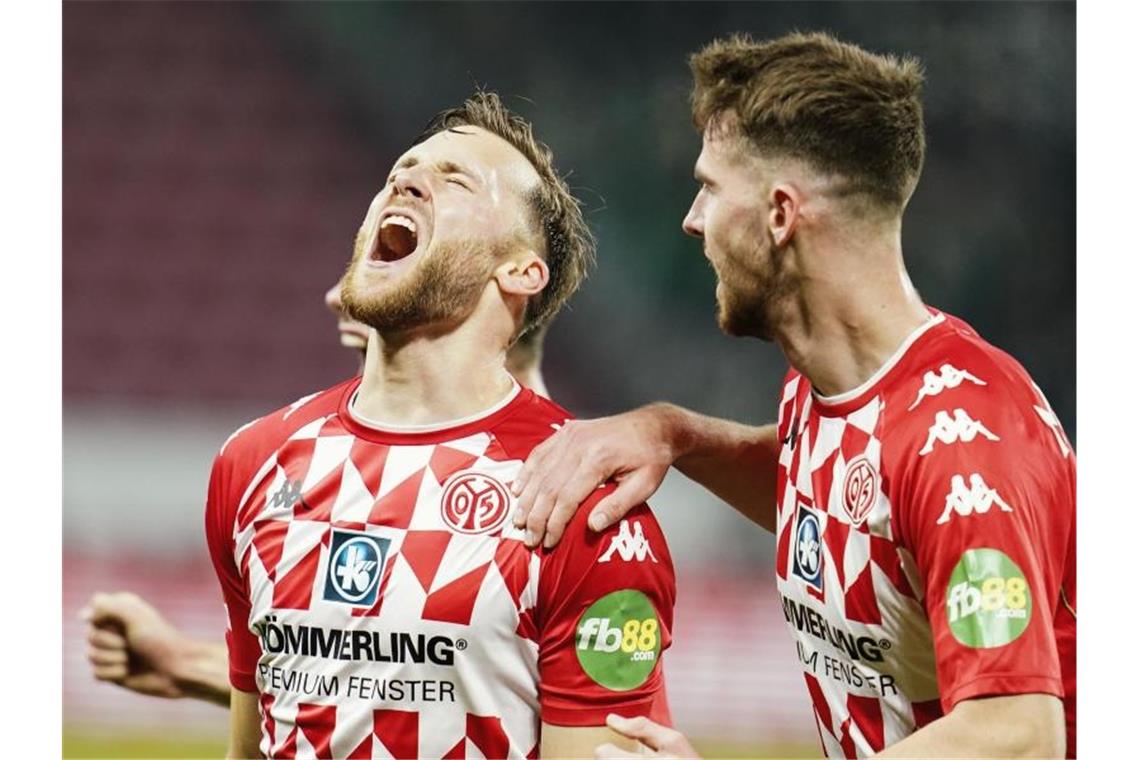 „Schweizer Abend“: Mainzer Jubel nach Widmer-Kunstschuss Torschütze Silvan Widmer (l) von Mainz jubelt über das Tor zum 1:1. Foto: Uwe Anspach/dpa