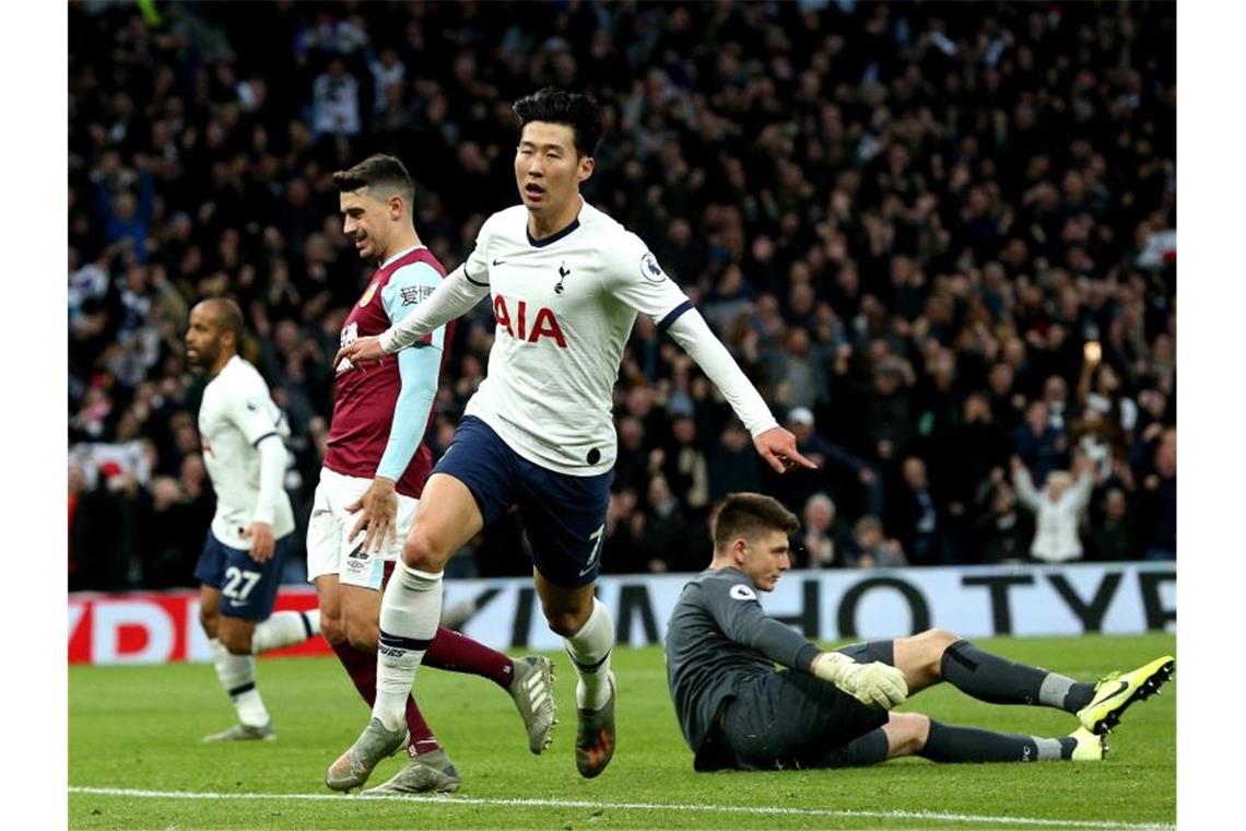 Torschütze Son Heung-min (M) feiert das dritte Tor seiner Mannschaft. Foto: Jonathan Brady/PA Wire