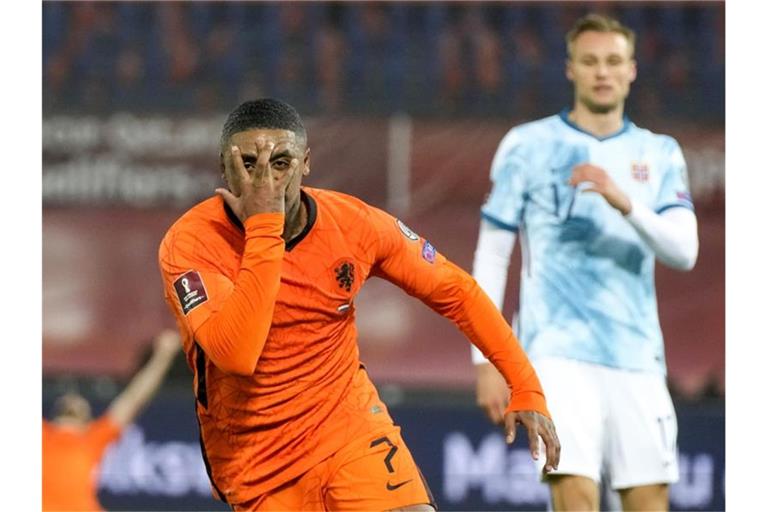 Torschütze Steven Bergwijn löste mit den Niederlanden das Ticket zur WM in Katar. Foto: Peter Dejong/AP/dpa