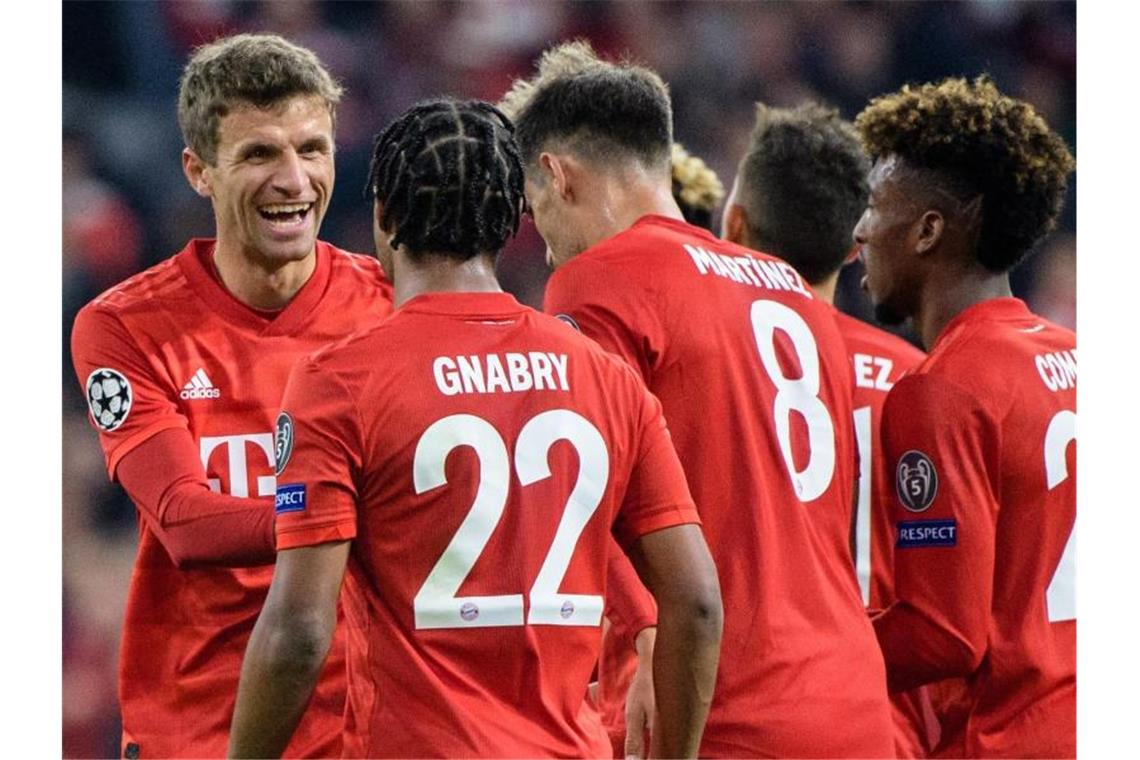 Torschütze Thomas Müller (l) jubelt mit der Mannschaft über seinen Treffer zum abschließenden 3:0. Foto: Matthias Balk