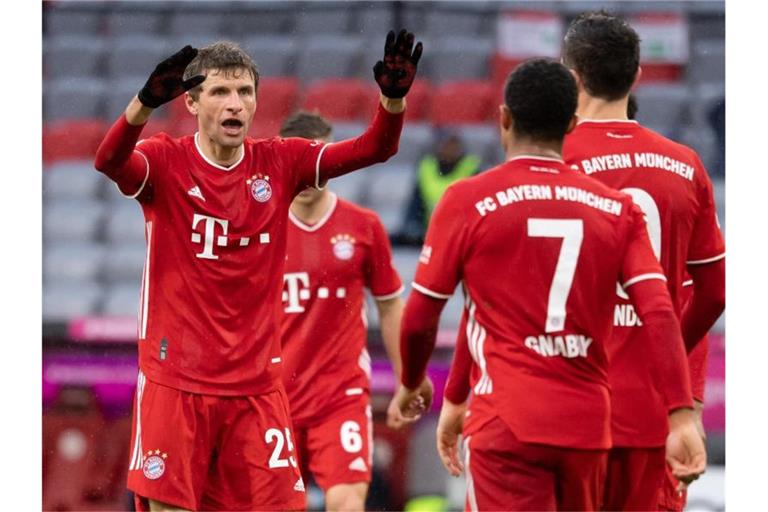 Torschütze Thomas Müller (l-r), Serge Gnabry und Robert Lewandowski jubeln über das Tor zum 2:0. Foto: Sven Hoppe/dpa