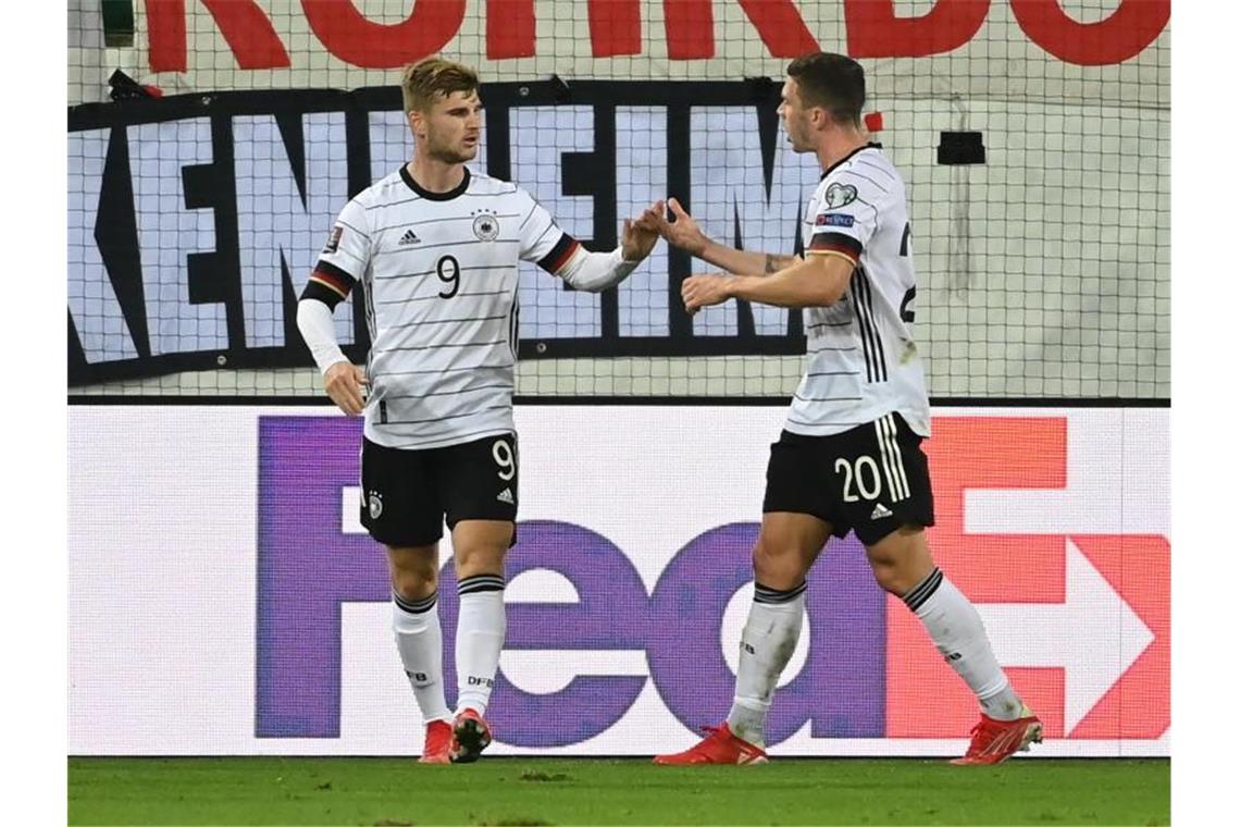 Kein Tor-Festival für Flick zur Premiere gegen Liechtenstein Torschütze Timo Werner (l) feiert seinen Treffer zum 1:0 mit Robin Gosens. Foto: Sven Hoppe/dpa