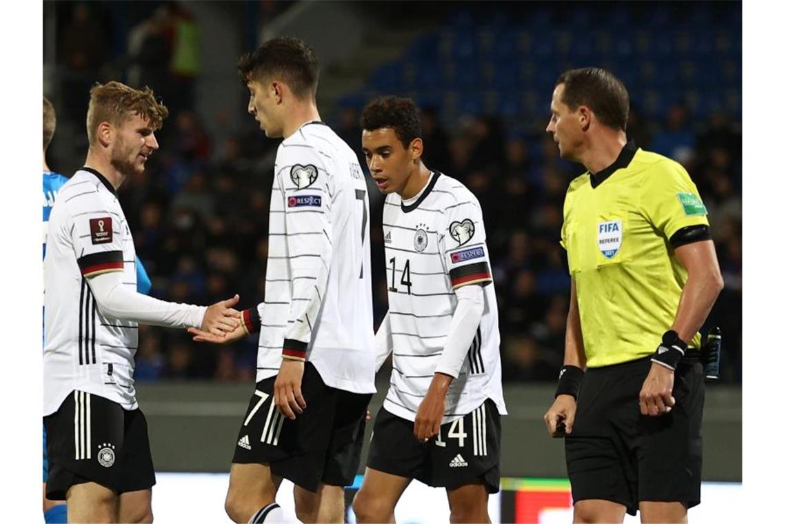 Flick erfüllt Neun-Punkte-Plan: DFB-Elf siegt auf Island Torschütze Timo Werner (l) klatscht nach dem 4:0 mit Kai Havertz (M) und Jamal Musiala ab. Foto: Christian Charisius/dpa